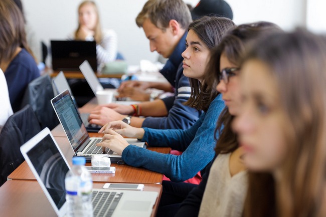 Salle de classe avec étudiants et ordinateurs au Cours Clapeyron